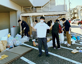 寮のゴミステーションの清掃